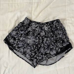 Lululemon Hotty Hot Low-Rise / Mid-Rise Lined Short 4" - Size 6